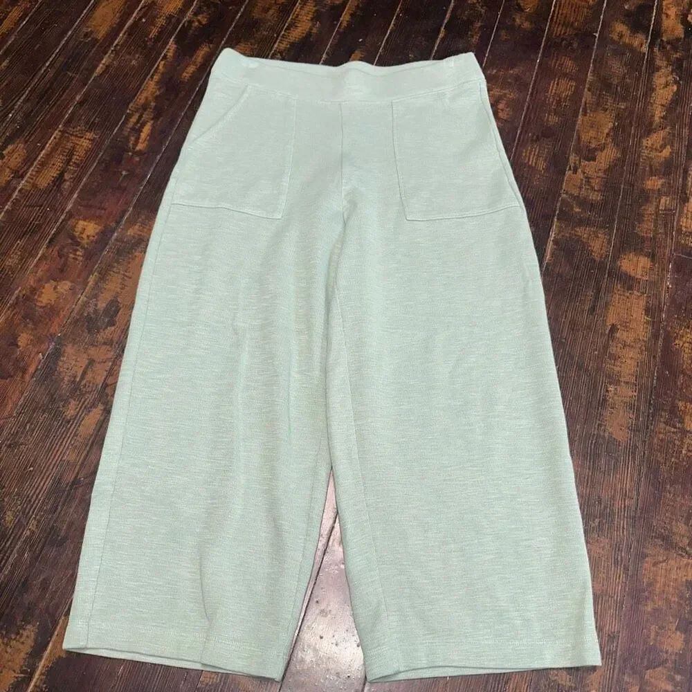Chicos green travel core 1/8 wide leg cropped pull on knit stretchy pants